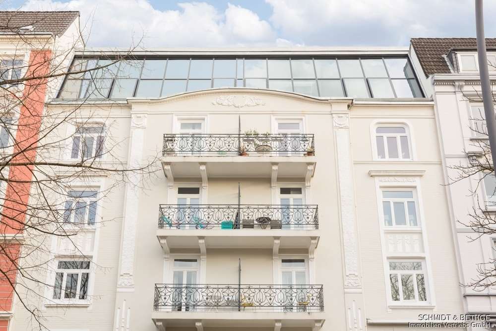 Weiße Altbaufassade der Löwenstraße mit Balkonen