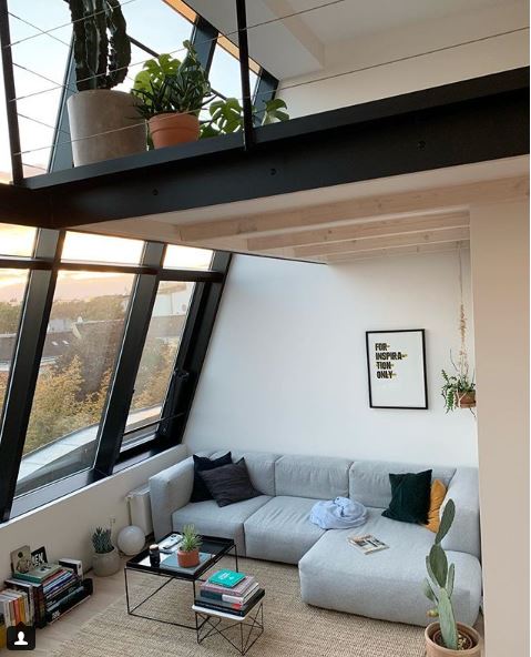 Lounge-Sofaecke unter der Galerie