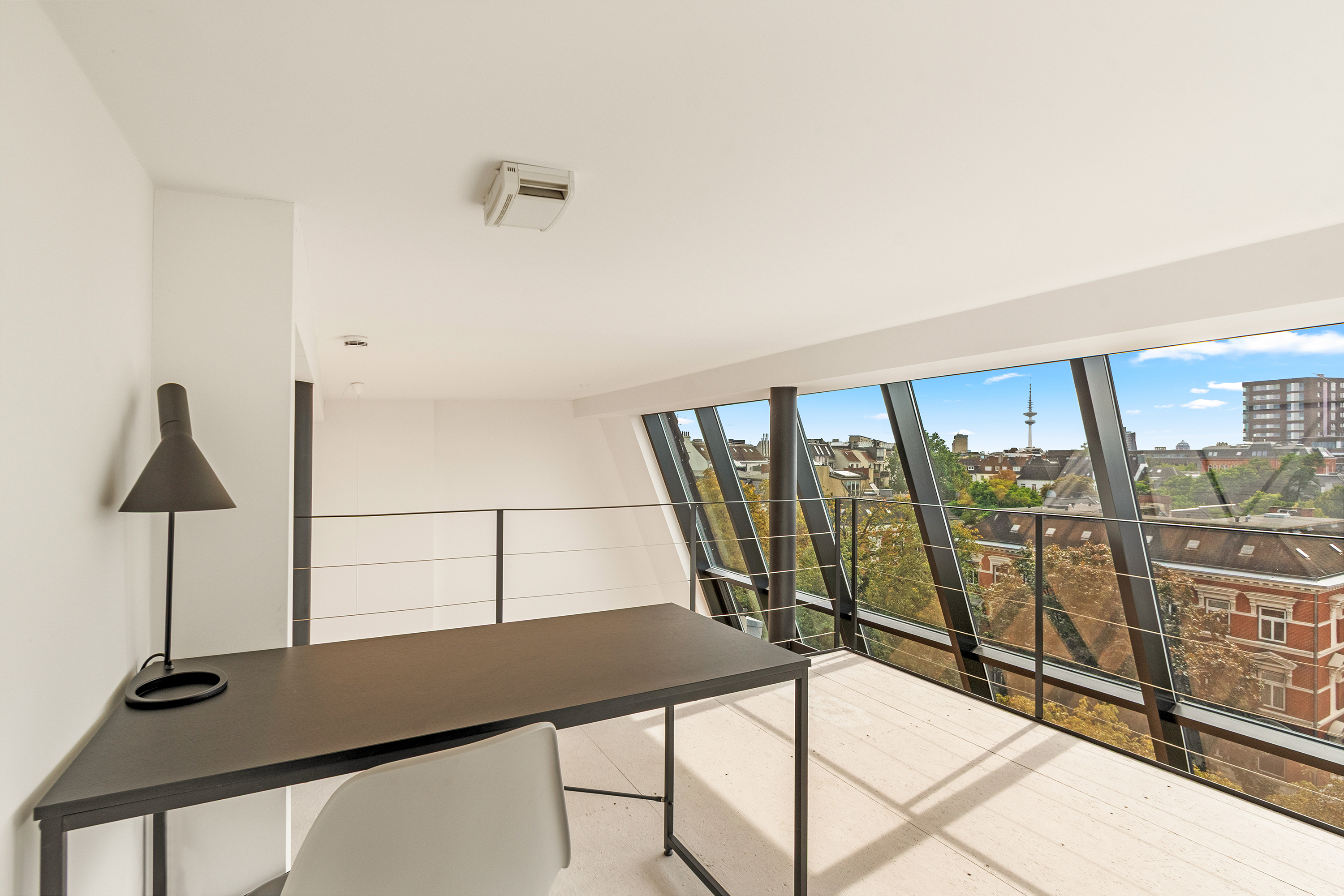 Arbeiten mit Weitblick: Der exklusive Galeriebereich mit unverbaubaren Blick über die Dächer von Eppendorf...